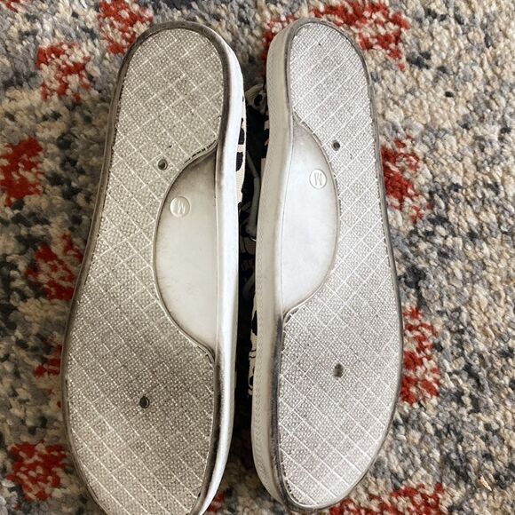 Canvas Casuals Slip On Leopard Shoes Size 7 / 8 Medium - Picture 2 of 6